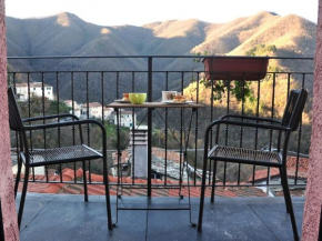 Cozy hillside getaway, spectacular view